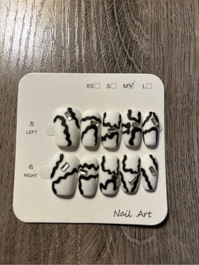 Black & White Marble Medium Press-On Nails - Contemporary Nail Art